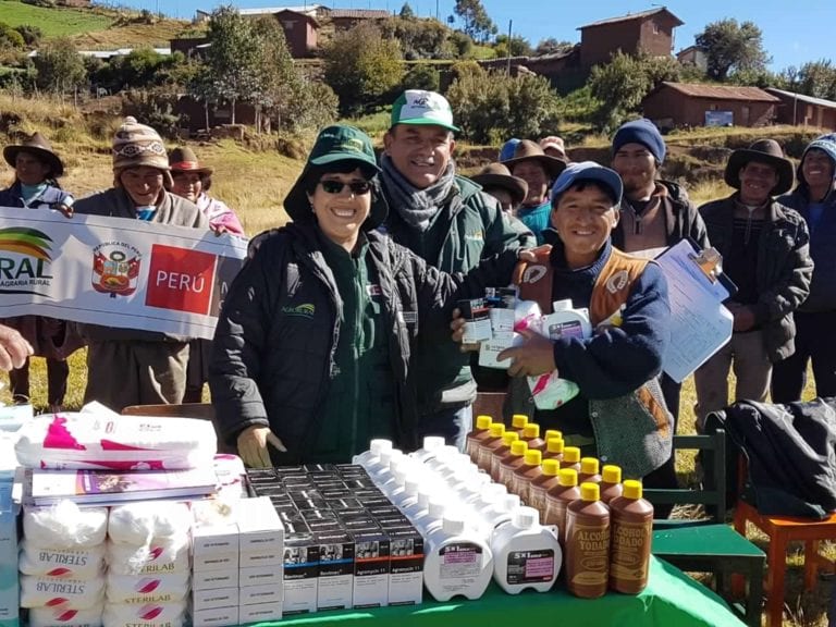 Agro Rural entrega pacas de heno y kits veterinarios a comunidades