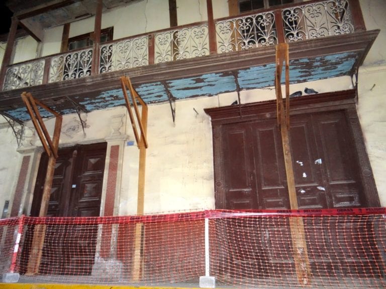 Inician desmontaje de balcón y muros de antigua casona de calle Moquegua