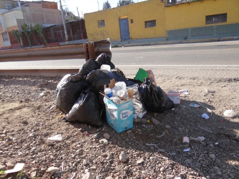 No recogen la basura en el distrito de Samegua