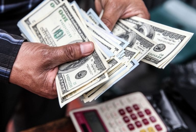 Dólar sube al inicio de jornada cambiaria en línea con desempeño regional