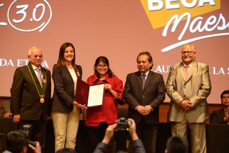 Sociedad Minera Cerro Verde entregó laptops a los 100 primeros puestos del programa beca maestro 3.0