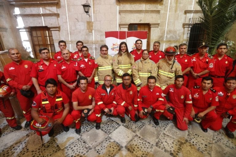 Gobierno Regional de Arequipa entregó trajes contra incendios a  bomberos