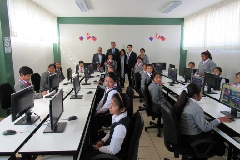 Gobierno de Taiwán dona computadoras a colegio de Punta de Bombón