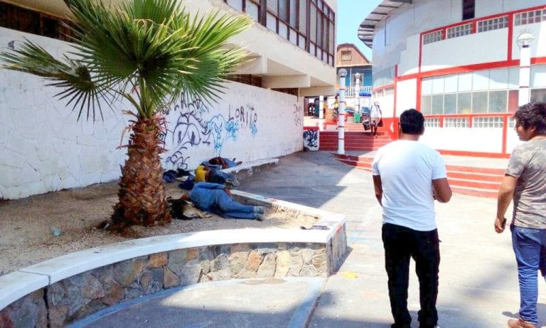 Visitantes duermen en el malecón costero ante indiferencia de autoridades