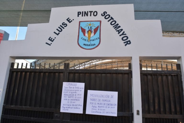 Muro de contención de I.E. Luis E. Pinto en riesgo de derrumbarse 