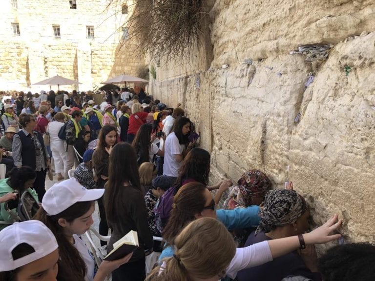 Cierran parte del Muro de los Lamentos tras caer una piedra de 100 kilos