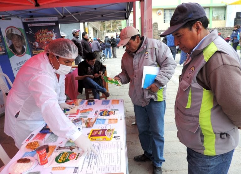 Qali Warma promueve consumo de anchoveta en feria informativa en Ubinas