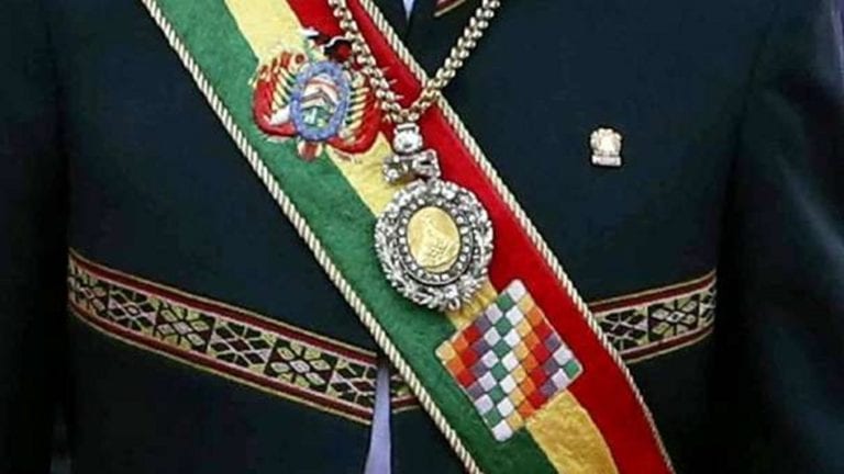 Militar es acusado de tres delitos por perder banda y medalla presidencial de Bolivia en zona de prostíbulos