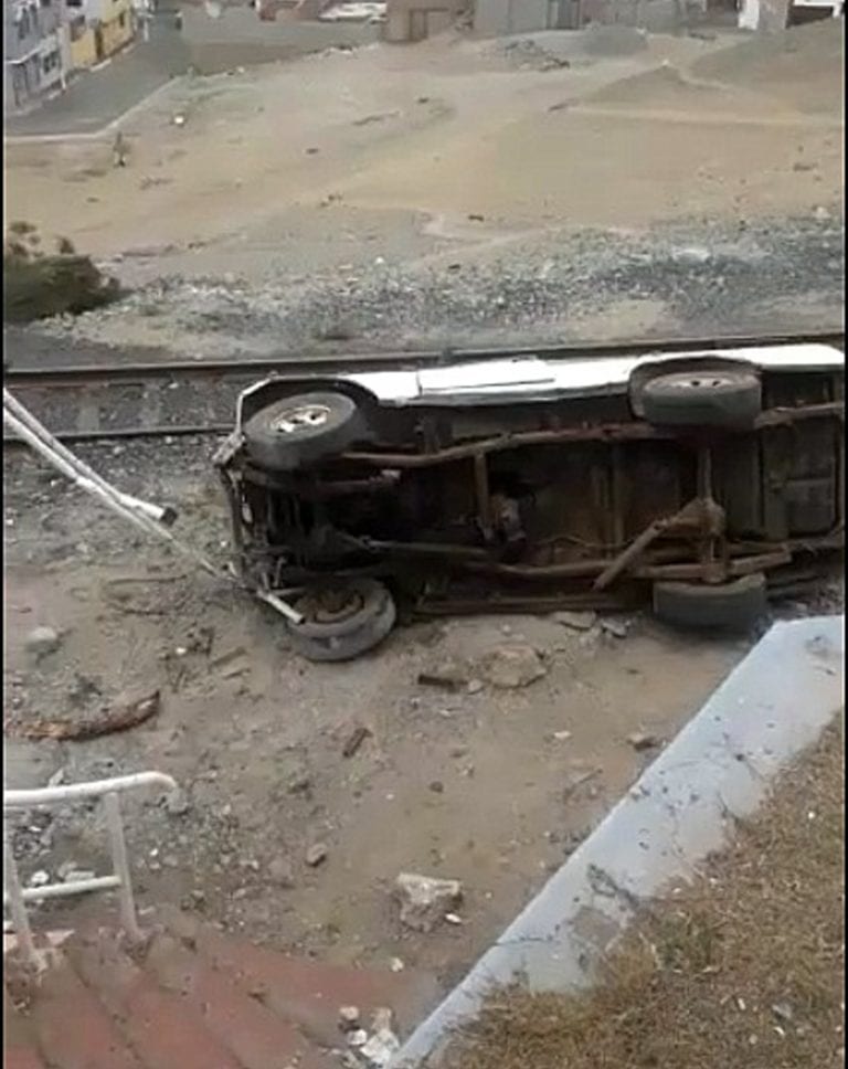 Camioneta se desbarranca en Alto Ilo y cae cerca de línea férrea
