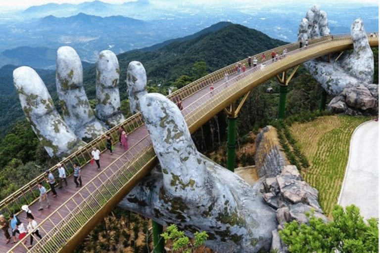 El asombroso puente peatonal que es sostenido por dos manos gigantes en Vietnam