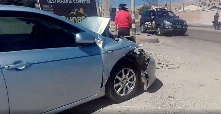 Violento choque entre camioneta y automóvil en Samegua