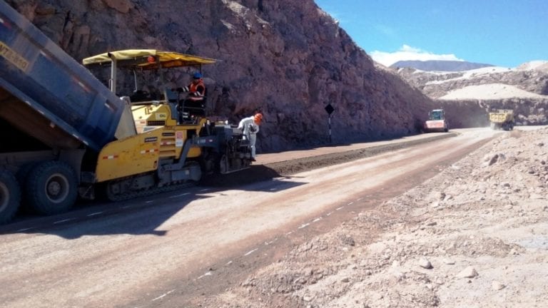 Aún no pagan a subcontrata de construcción de carretera en Sánchez Cerro  