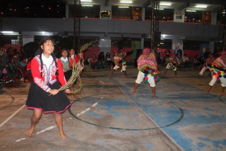 Estudiantes participan de concurso de danzas en Deán Valdivia