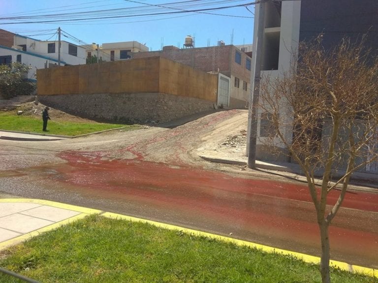 Nuevamente colapsa buzón de desagüe por desechos de camal municipal 