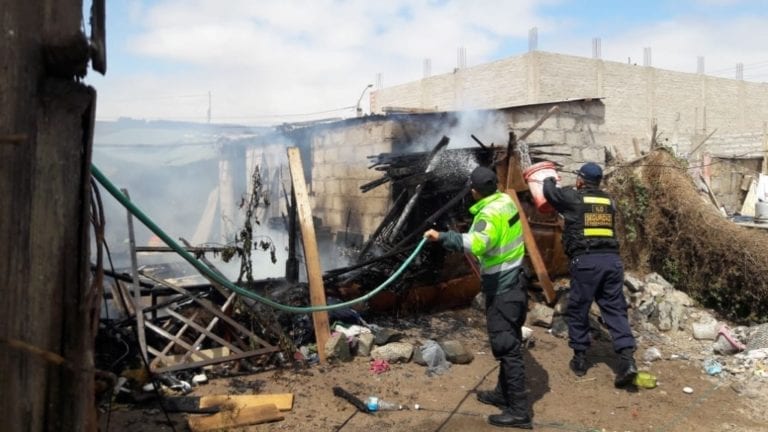 Incendio consume vivienda de material rústico en la Pampa Inalámbrica
