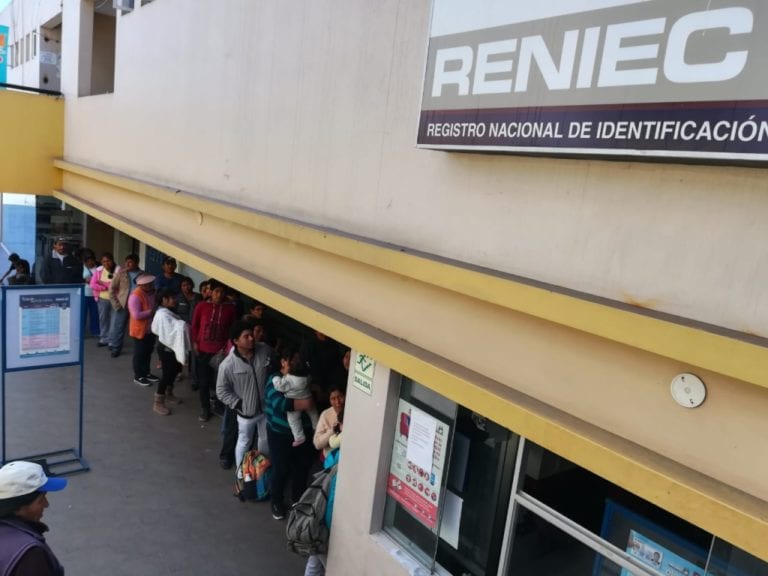 Ciudadanos molestos por demora en oficina de Reniec Mollendo