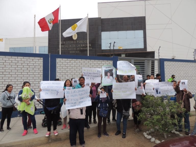 Grupo de mujeres realiza plantón frente al Ministerio Público exigiendo resultados ante desaparición de Yola Pari