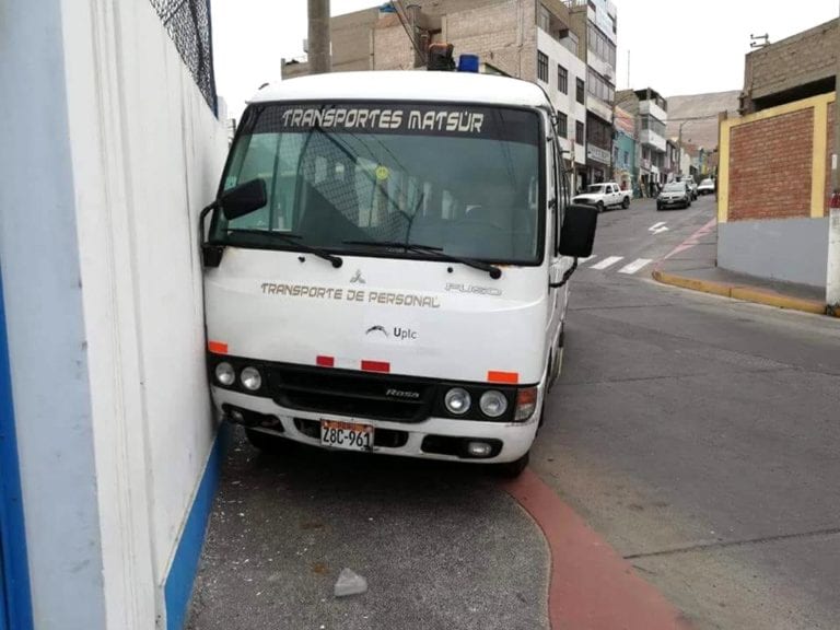 Ilo: Minibús se desengancha y choca contra muro de hospital