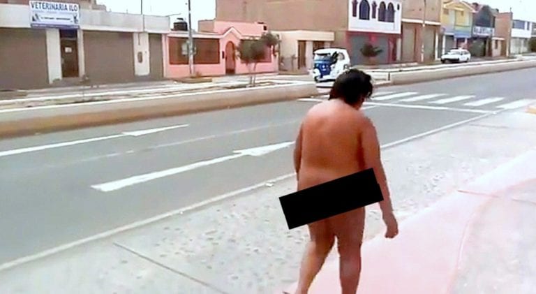 Mujer que sufre de esquizofrenia camina desnuda en la Pampa Inalámbrica