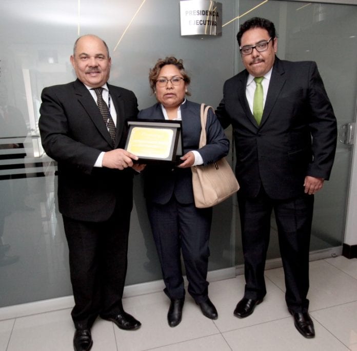 Premiación Credicoop Arequipa (1) Mario Pautrat, Rosadry Zapana, Martín Castillo