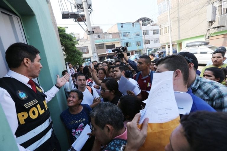 Casi 100 venezolanos regresaron a su país en avión enviado a Perú por Maduro