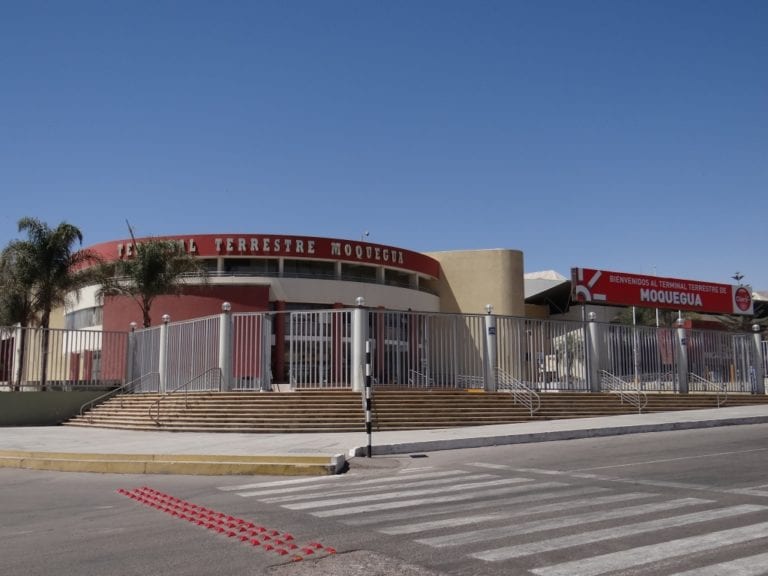 Ciudadanos que desean volver a Arequipa esperan en vano
