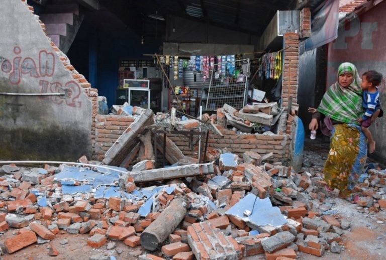 Indonesia evacúa a 2,000 turistas tras terremoto que dejó al menos 98 muertos
