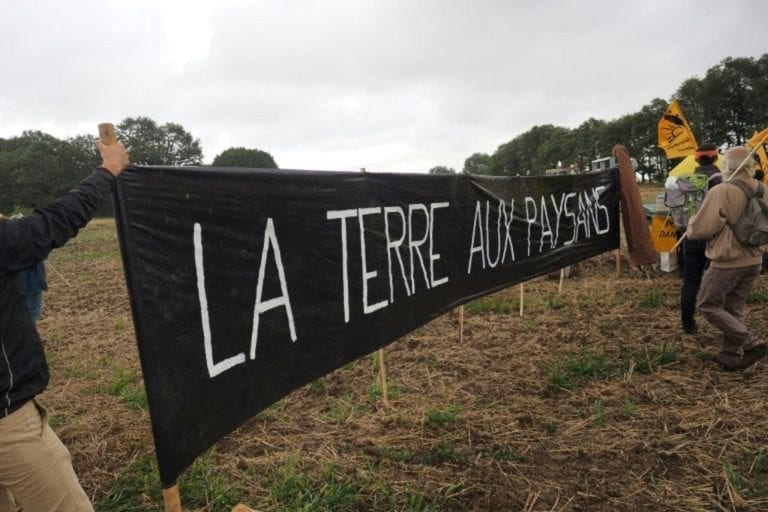 Un grupo de campesinos se enfrenta a millonarios inversionistas chinos en Francia