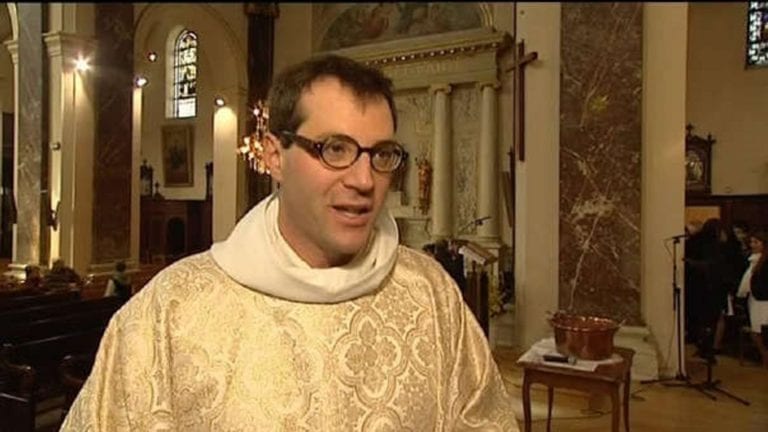 Francia: Un sacerdote acusado de violación se suicidó en su iglesia