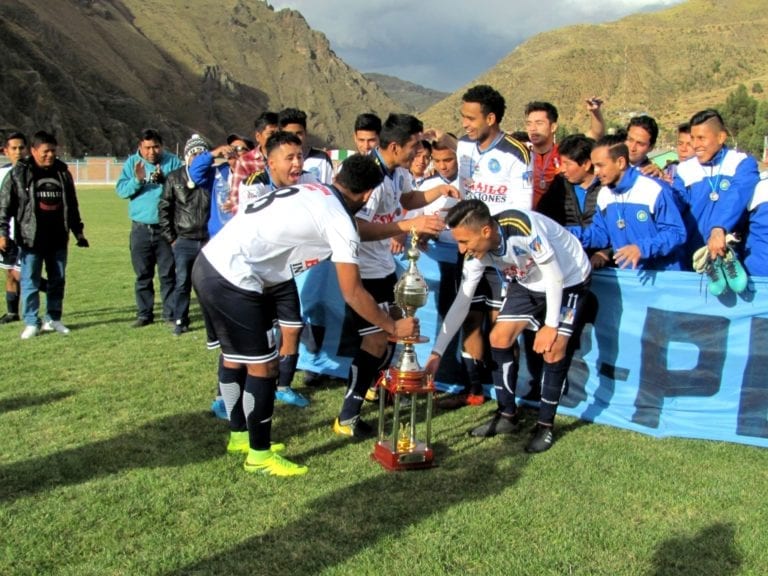 En amena reunión el novel club “Hijos del Altiplano” presentó a los refuerzos para jugar la etapa nacional