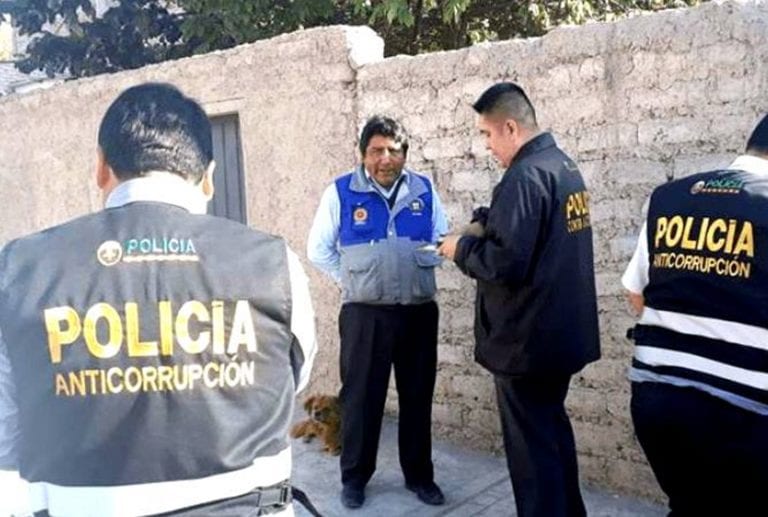 Intervienen a alcalde de San Cristóbal por presunto mal uso de vehículo oficial