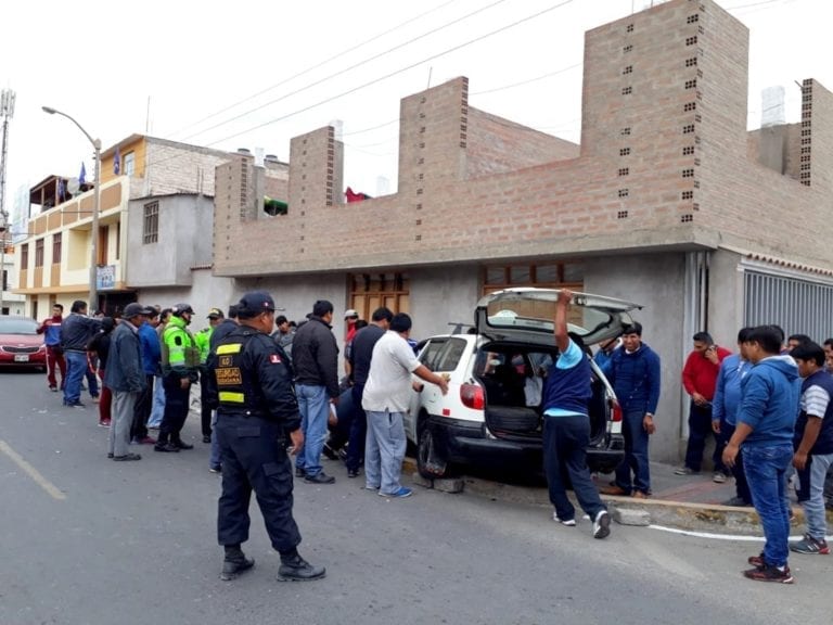 Taxis chocan y luego se estrellan contra vivienda en Alto Ilo