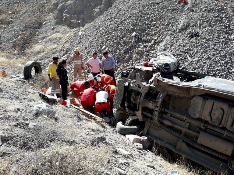 Un muerto y seis heridos deja una minivan que cayó a barranco en Torata