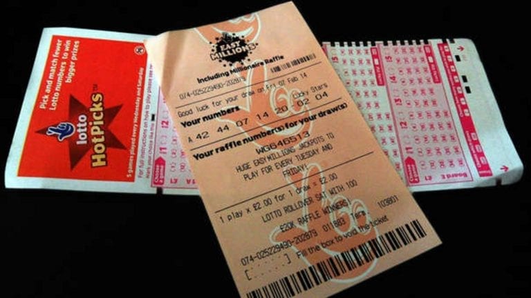 Hombre gana lotería tras hallar billete de 2017 en el forro de su casaca