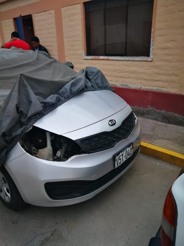 A plena luz del día desmantelan auto en Chucarapi