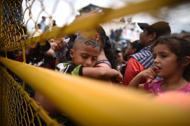 México abrió su frontera a mujeres y niños de caravana migrante de hondureños