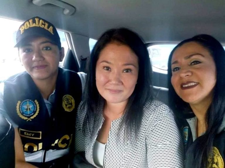 Policías se tomaron “alegre” selfie con Keiko Fujimori