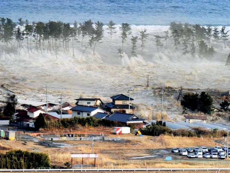 Cientos de muertos en sismo y tsunami en Indonesia
