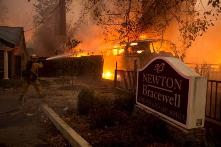 Aumentan a 30 mil los evacuados por devastador incendio en California