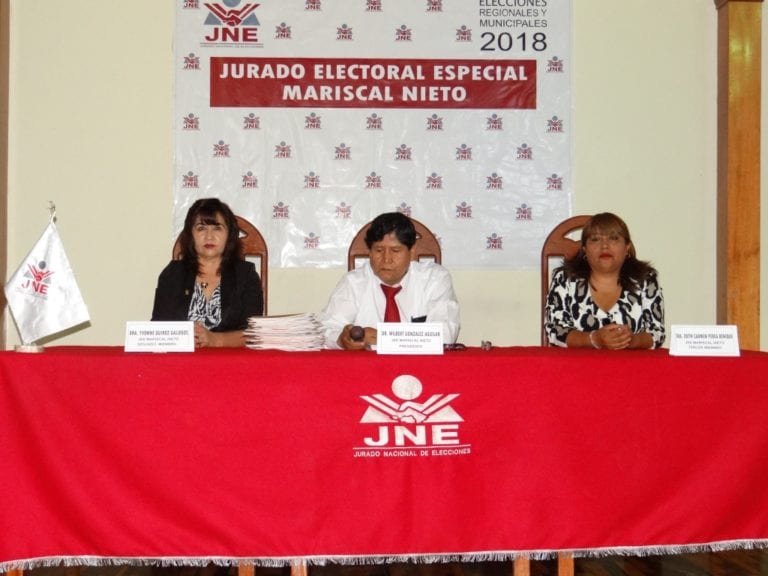 JEE entrega credenciales a autoridades electas municipales y regionales de Moquegua 