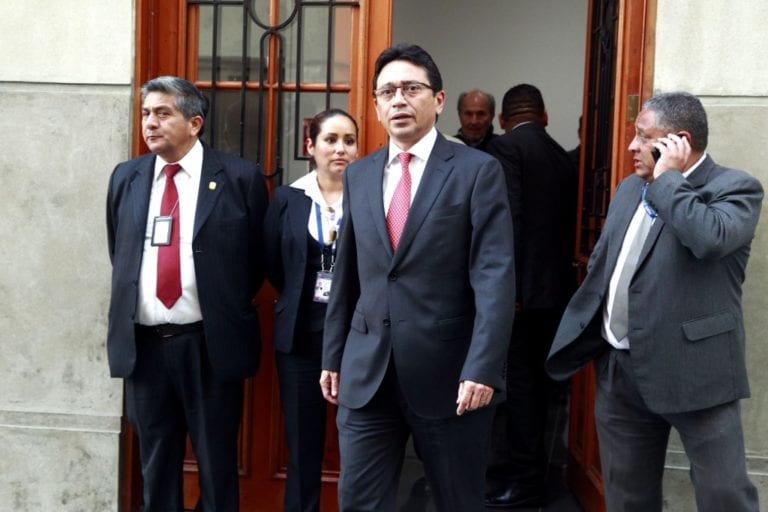 Humberto Abanto dejó de ser abogado de Pier Figari y Ana Herz