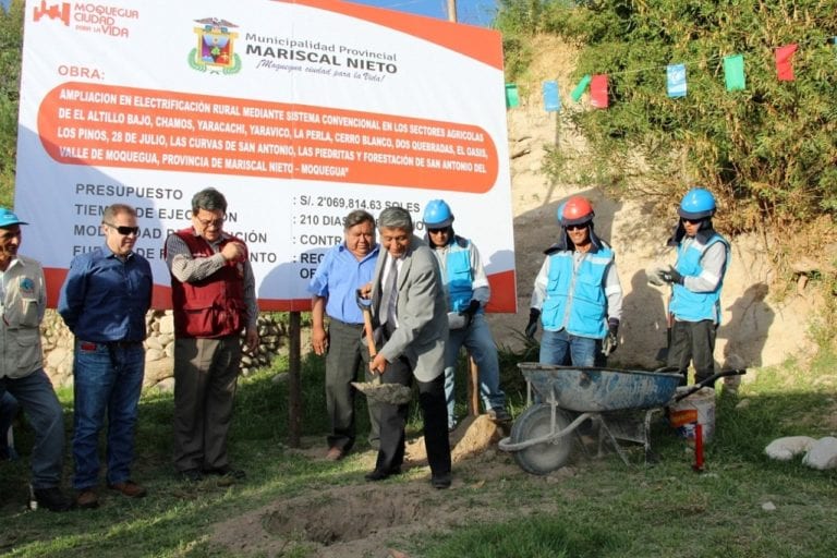 Autoridades colocan primera piedra en proyecto de electrificación rural