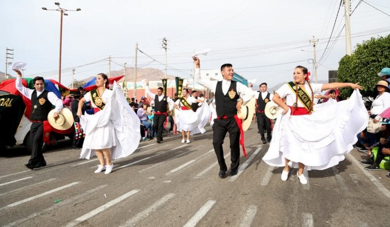 Colorido corso de la amistad por el 477 aniversario de Moquegua