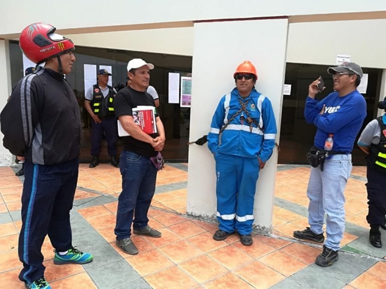 Trabajador de construcción civil se encadena en la Municipalidad de Ilo