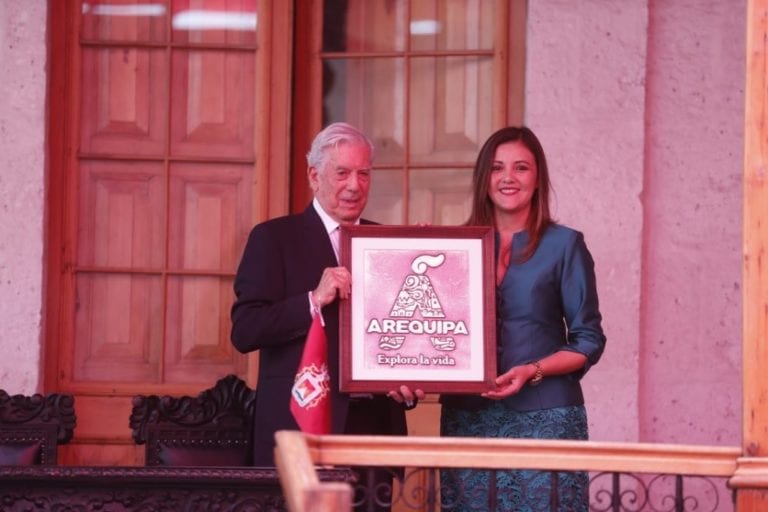 Vargas Llosa realiza nueva donación a biblioteca de Arequipa