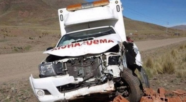 Se accidenta ambulancia del municipio de Deán Valdivia