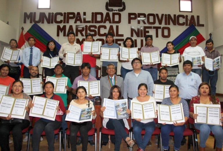 Alcalde de Moquegua entregó títulos de propiedad a 35 beneficiarios