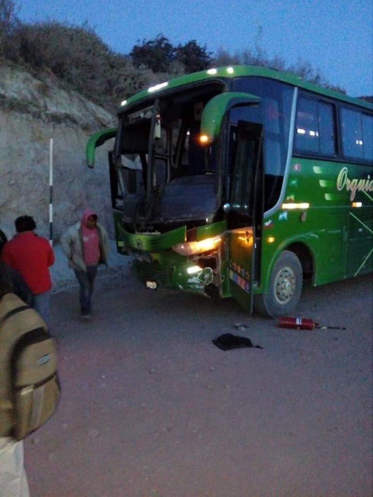 Bus choca contra un cerro en la vía Omate – Arequipa