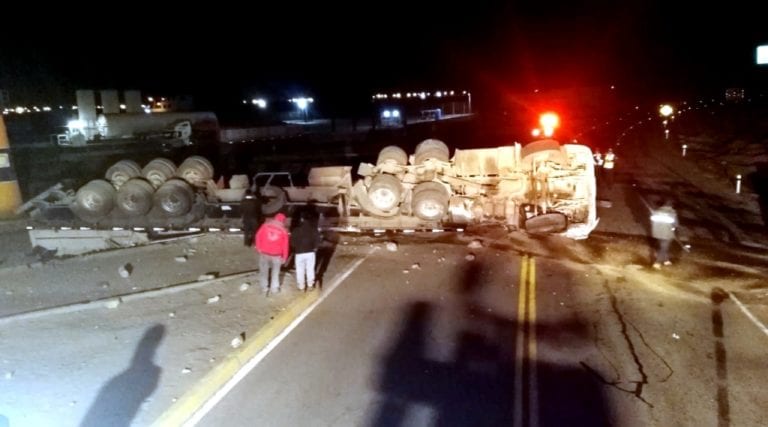 Camión boliviano volcó en el óvalo de la vía de ingreso a Ilo