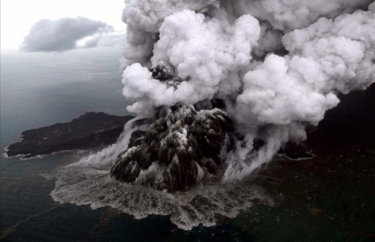 Indonesia elevó alerta por erupciones del volcán Krakatoa a días del tsunami